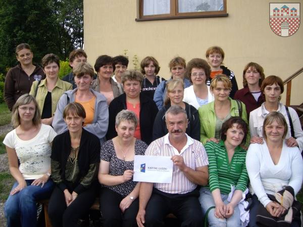 : Pamiatkowe zdjęcie uczestniczek kursu wraz gospodarzami Państwem Noszczyk oraz organizatorami kursu.